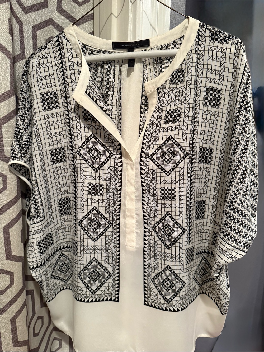Women's Black & White Printed V-Neck Blouse